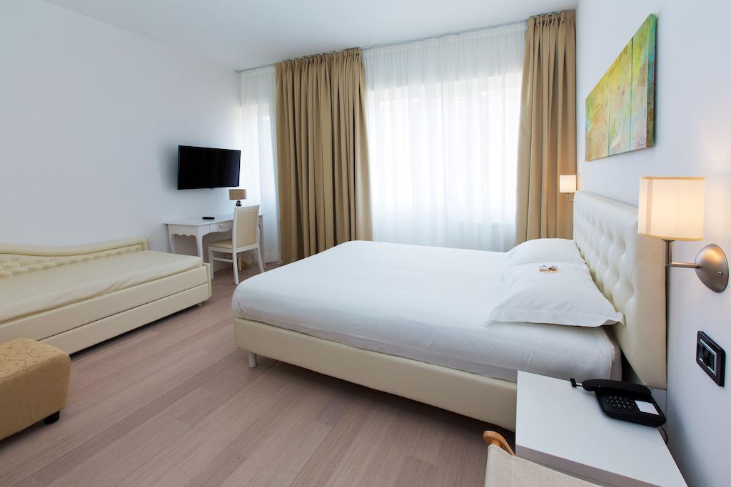 Hotel Maine Finale Ligure Rum bild